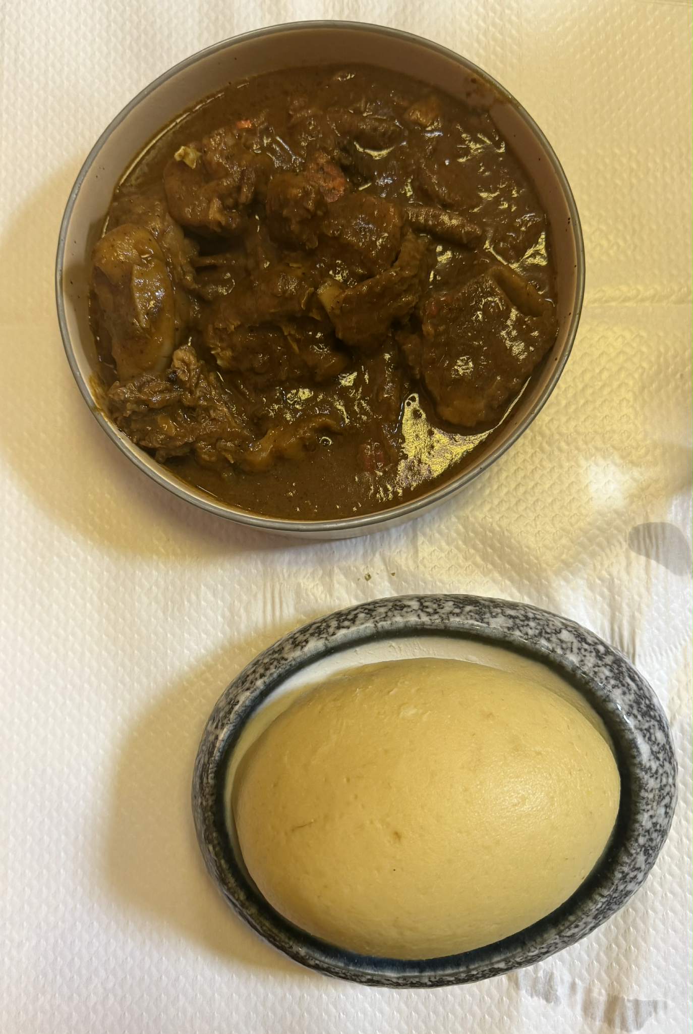 Plat généreux servi dans un restaurant convivial