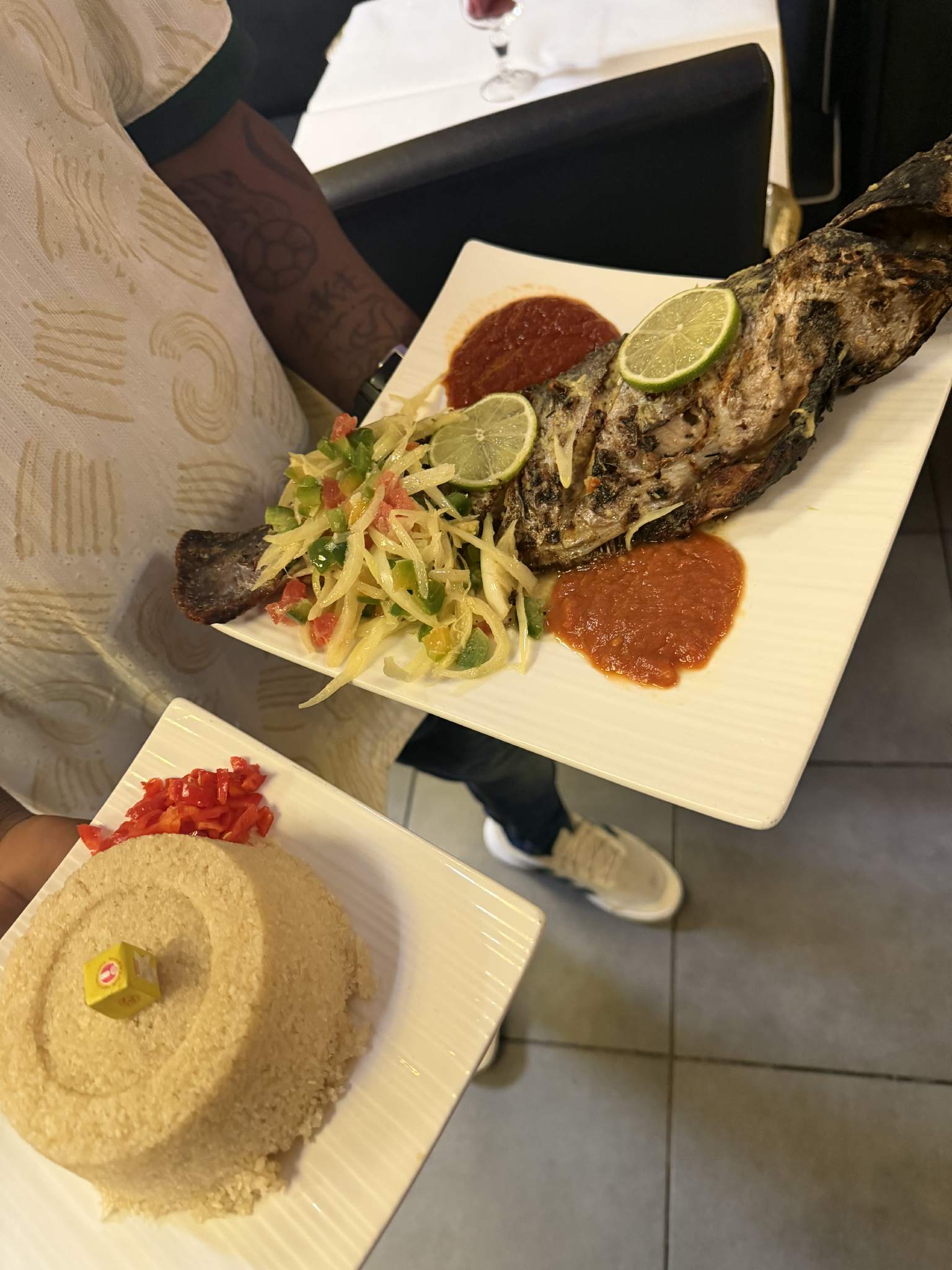 Poisson grillé avec accompagnements